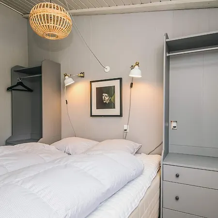 5 Person In Henne-by Traum